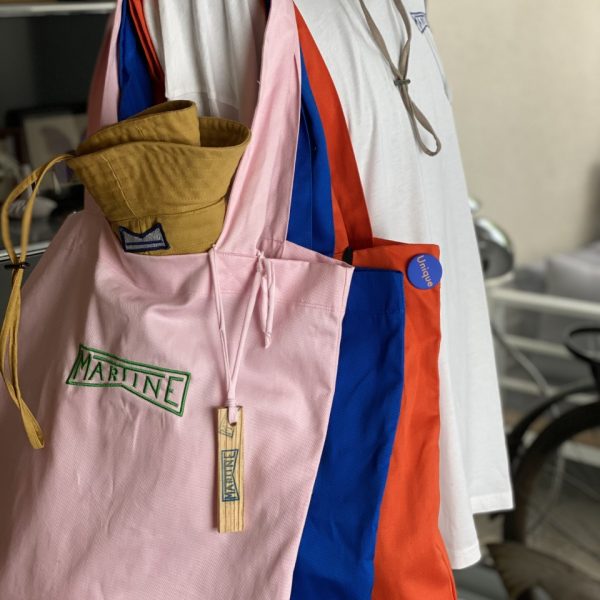 Plusieurs petits sacs de la semaine