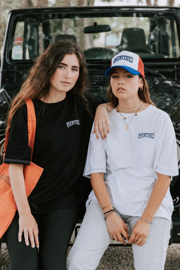 Groupe de 2 personnes portant des vétements Martine Groupe de 2 personnes portant des vétements Martine