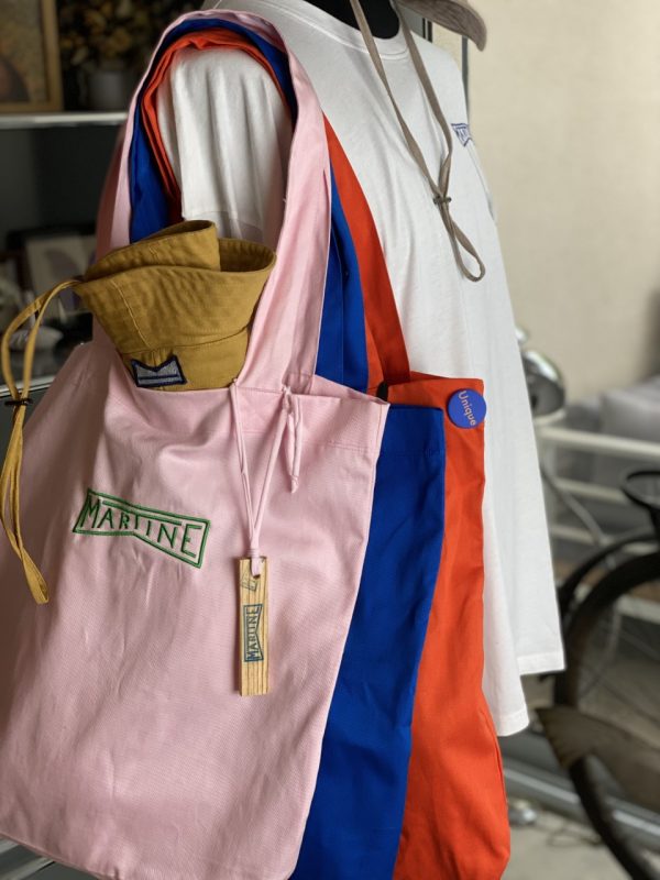 Plusieurs petits sacs de la semaine
